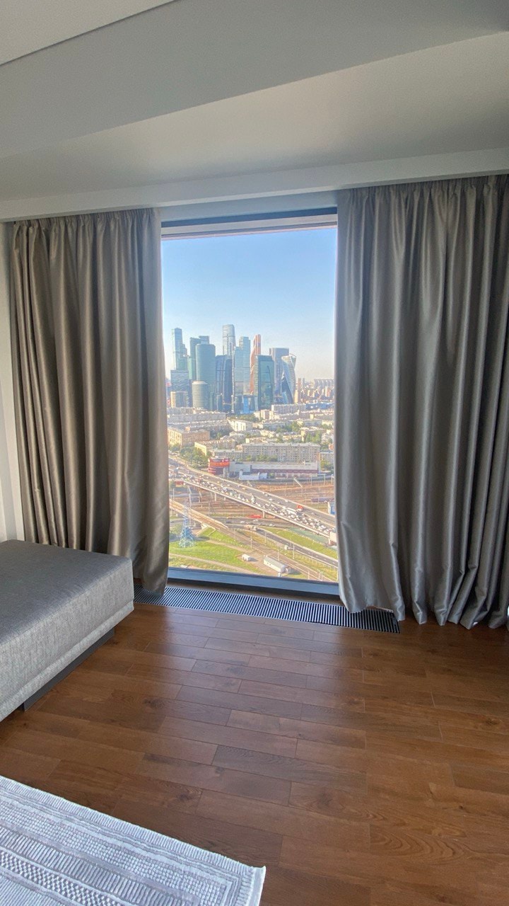 Элегантные шторы в гостиной с панорамным окном