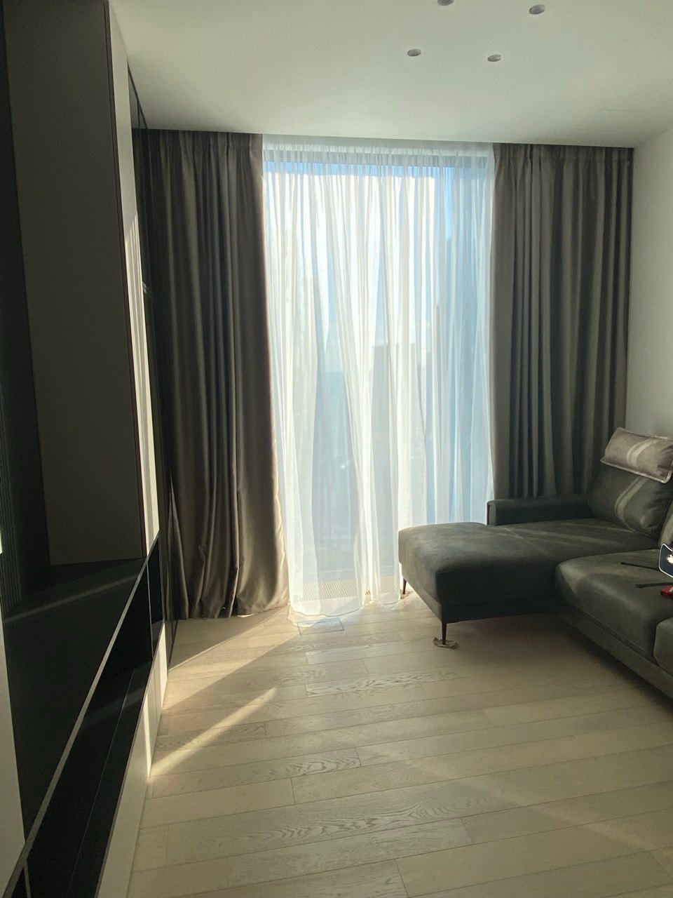 Спальня с мягкими портьерами, утренний свет