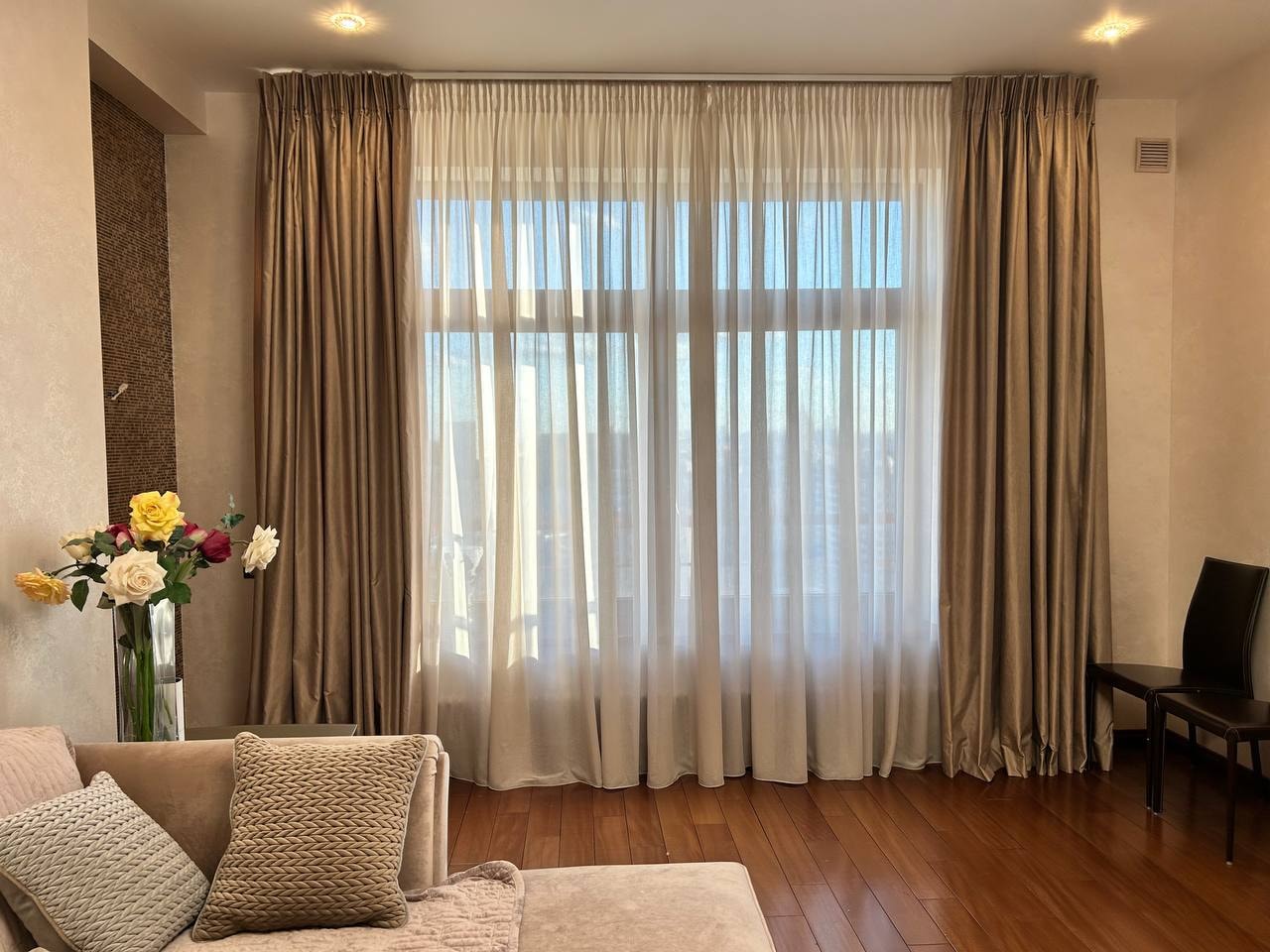 Современная гостиная с минималистичными шторами